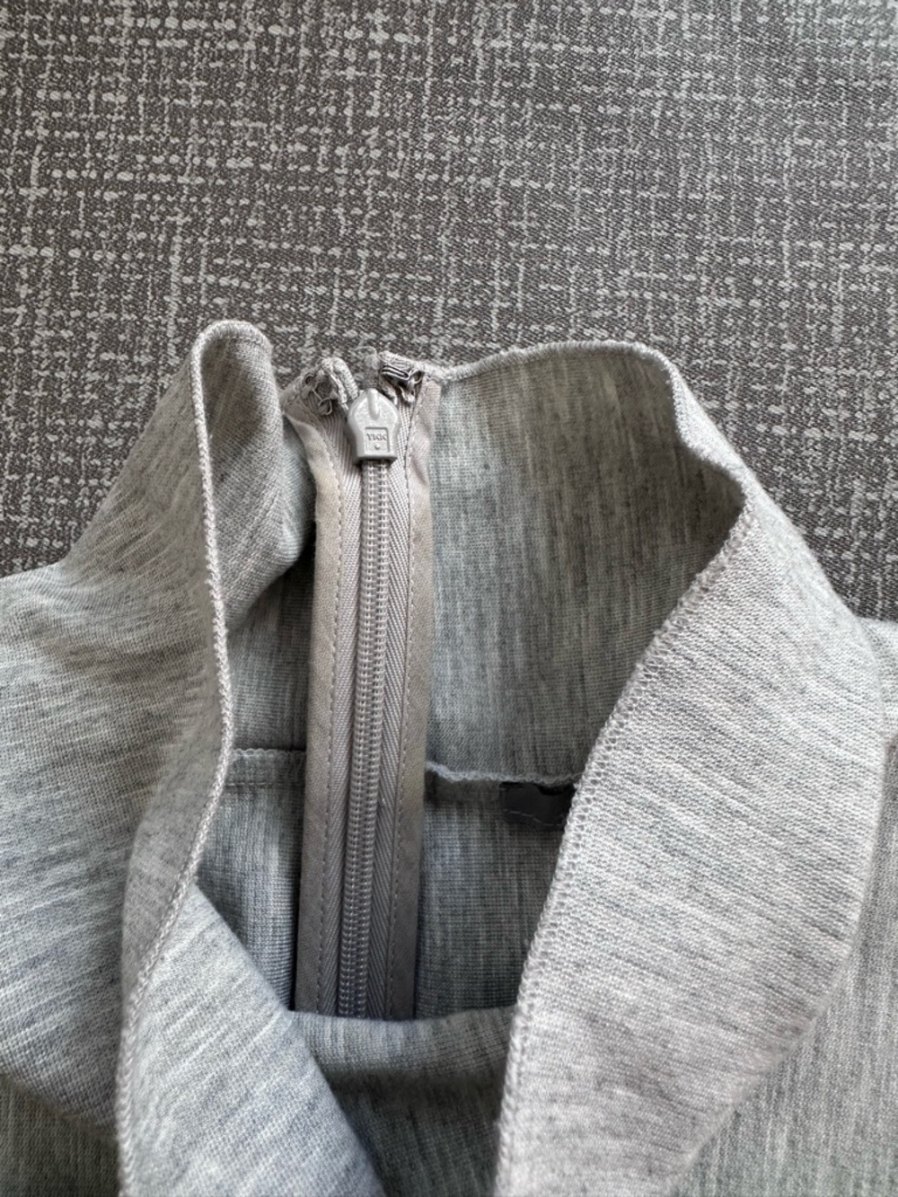 COS Women’s Sleeveless Turtleneck Top Size 2 Light Gray Stretch Minimalist - Picture 3 of 9